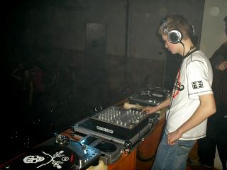 dj00