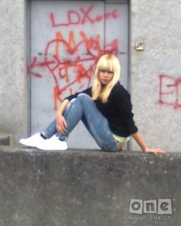 *Blonde*pasiekem  tik  tau;*