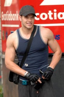 Kellan  Lutz  real