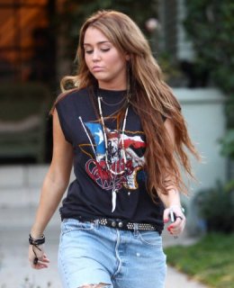 Miley  Fan  Page  *♥~