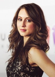 Troian  Bellisario  (✔)