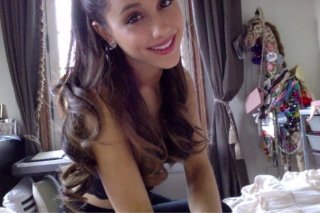 Ariana  Grande  (✔)